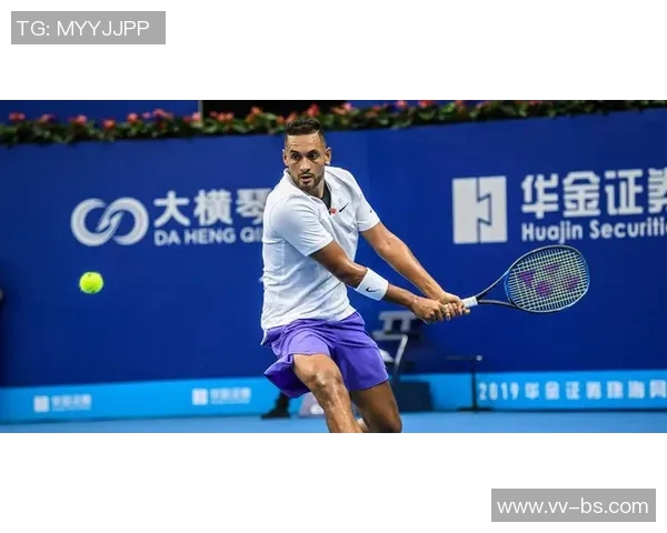 大罗携妻子现场观战网球性别大战与萨巴伦卡克耶高斯亲密合影留念